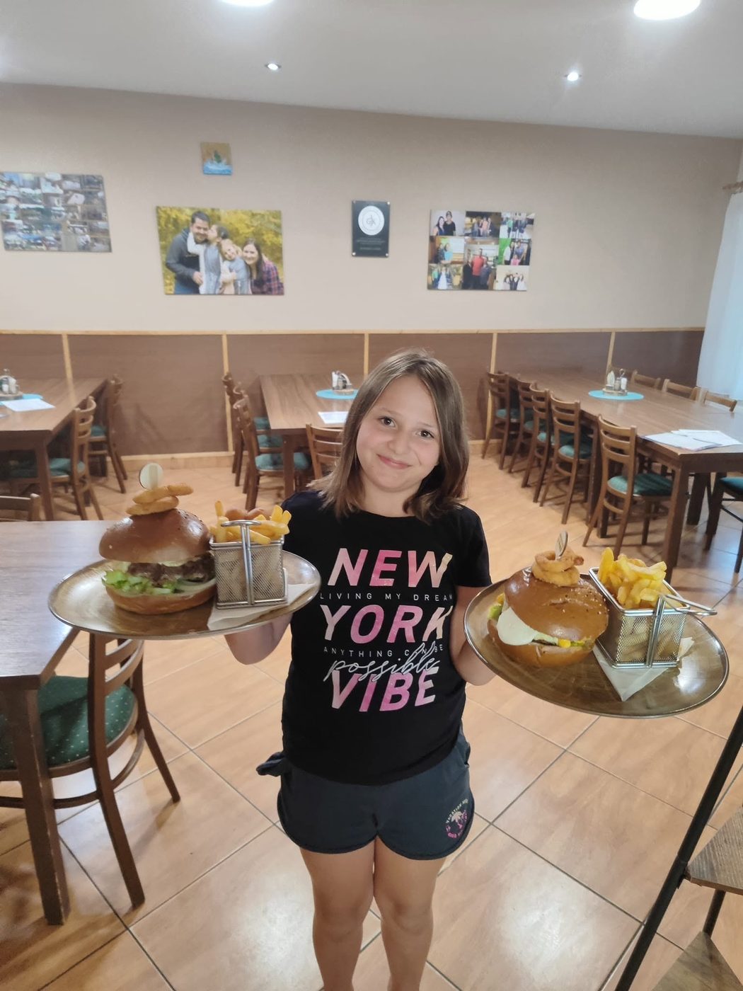 Hosté v příjemném prostředí restaurace