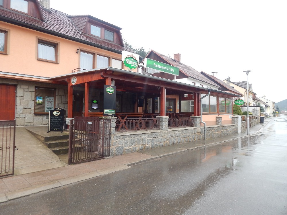 Pohled na Restauraci U Prátů z ulice