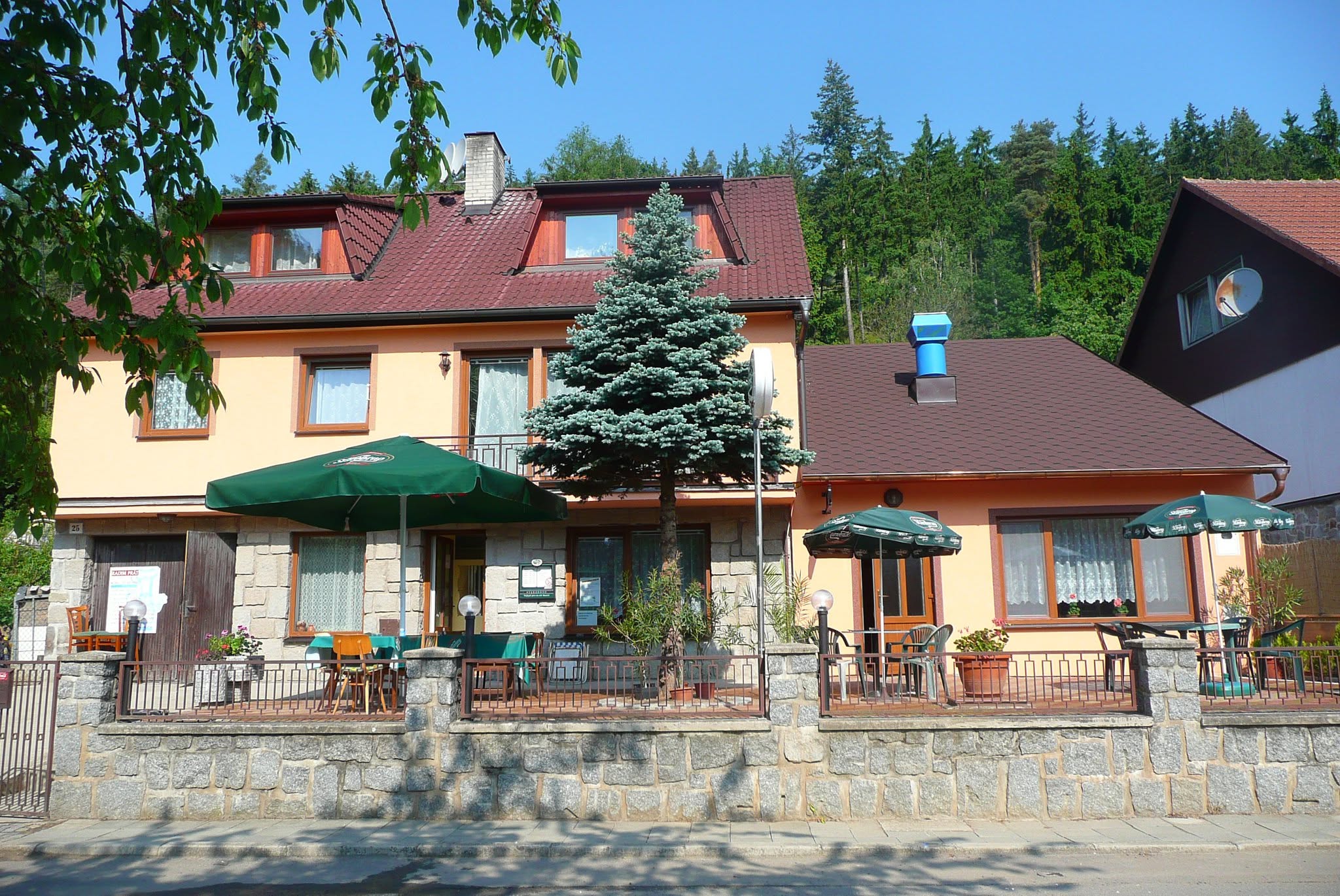 Restaurace U Prátů — pohled na budovu s terasou v Oslavanech